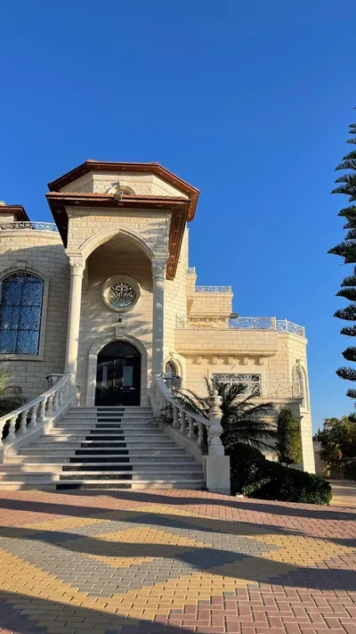 مدخل فيراندا جاردن والدرج الكلاسيكي